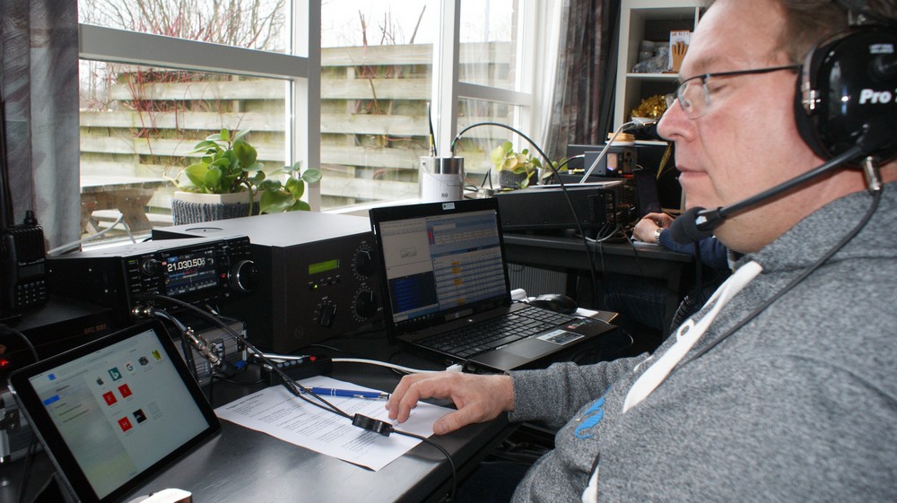 Geen wonder dat we zo weinig qso's hadden Henk PA5VK zit te slapen