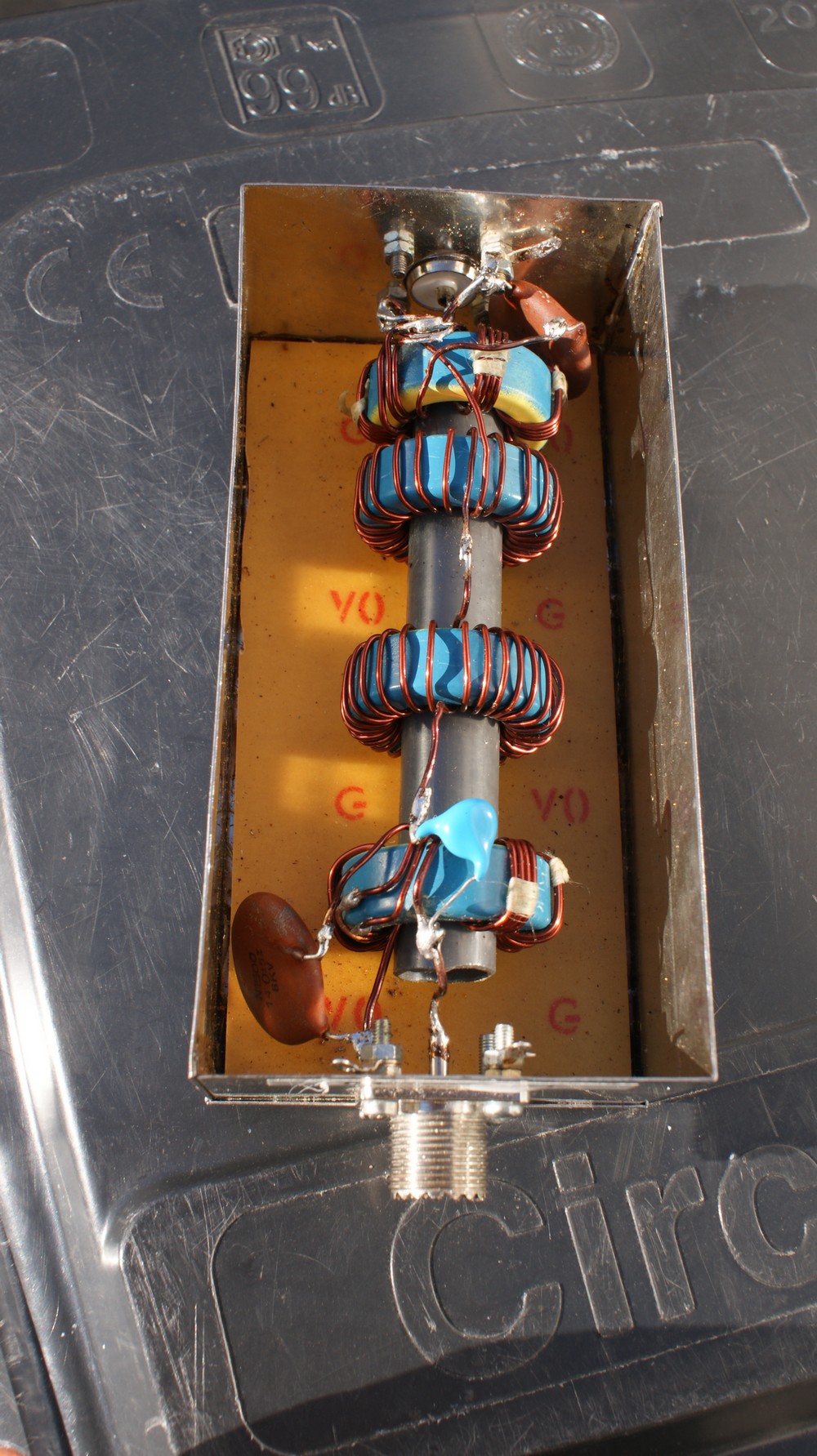 Inwendige van het 40m bandfilter. De 2 grote keramische condensators verlopen bij warm worden.