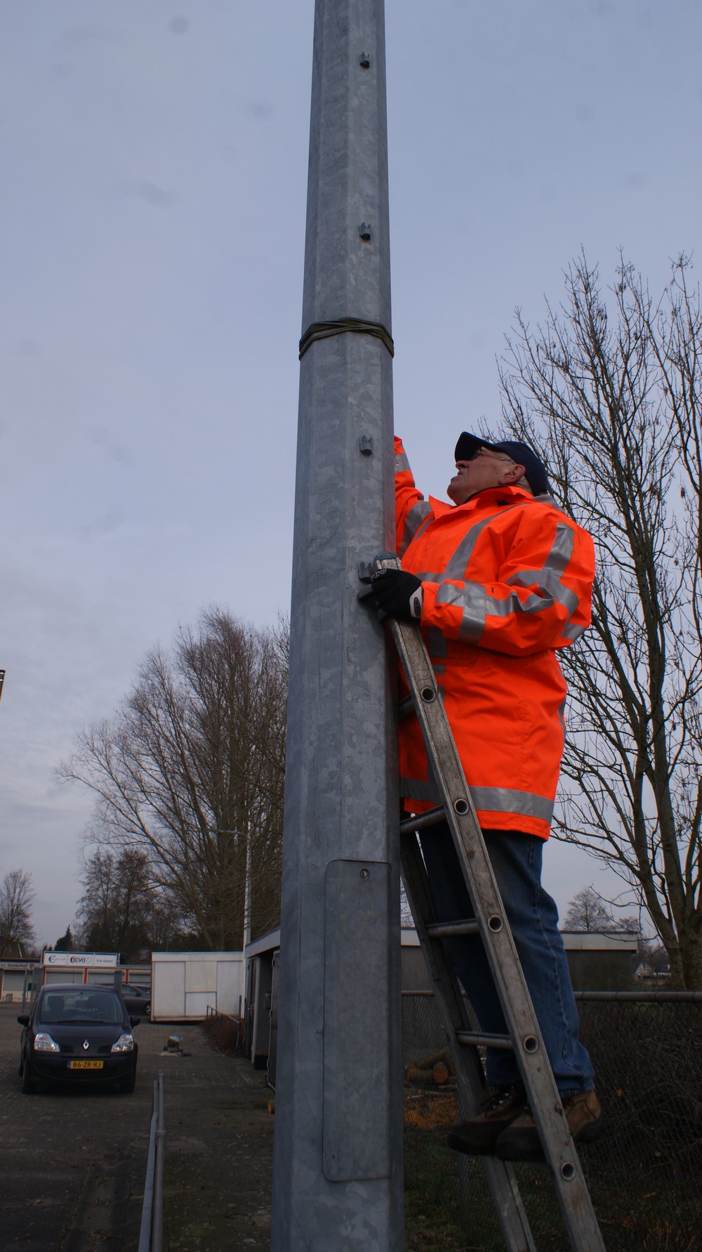 Jille PA1DV maakt de hijskabel los voor de antennes