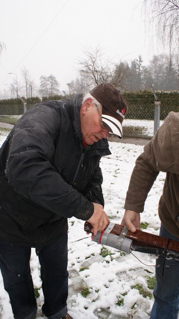 Jille PA1DV bezig met het ophijssyteem voor 15 en 80 meter.