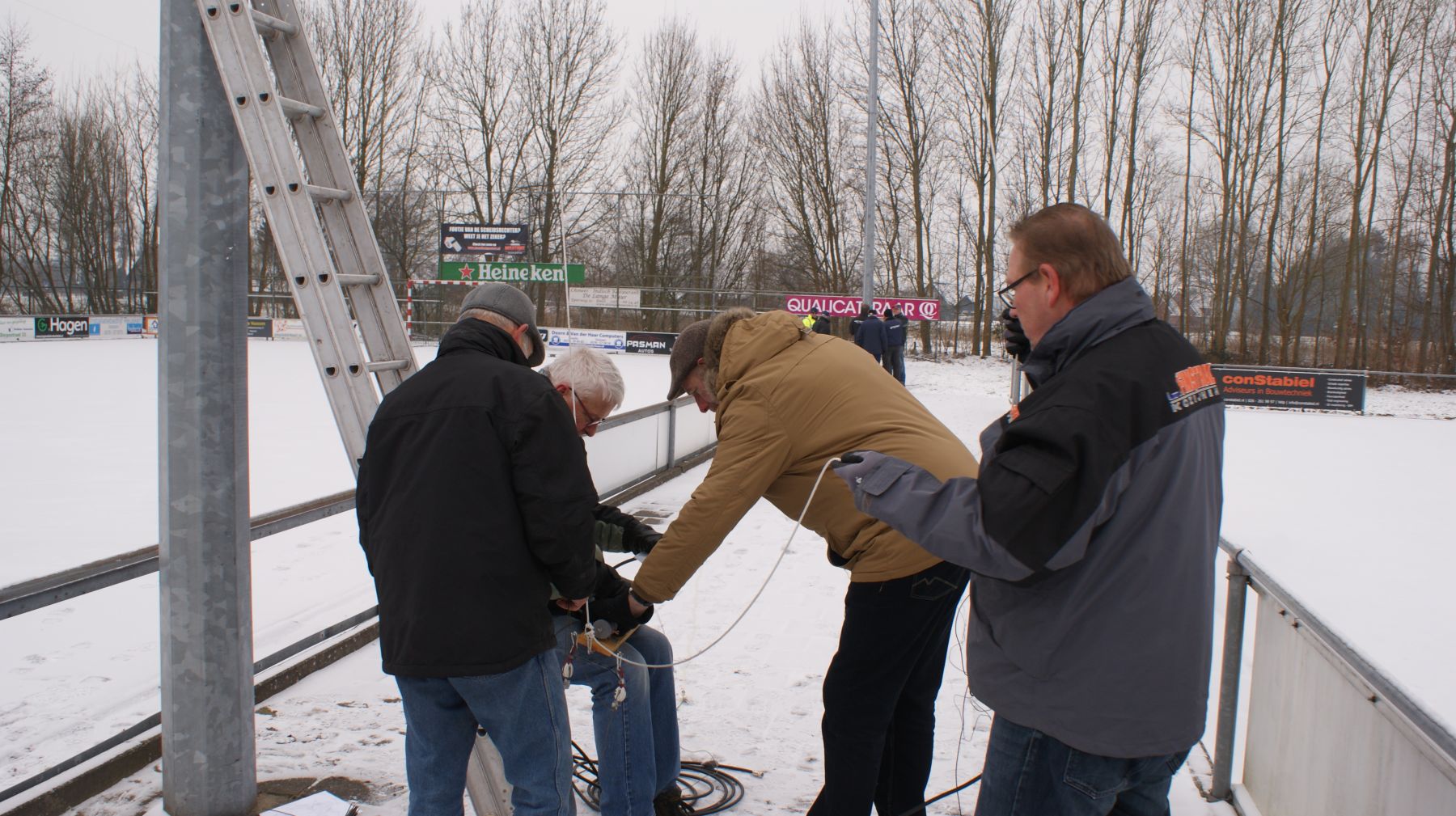 Henk pa5vk, Henk pc7e, David pa3hs en Peter pa3azn bezig met de 15 en 80m dipool.