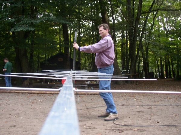 Hier is Frank (PE1IEX) bezig aan z'n 2 meter beam