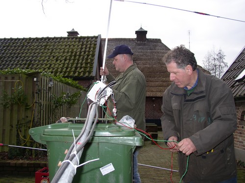 Het aanbrengen van de tuidraden.