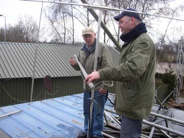 Jille en Wicher monteren de beam voor 15 meter.