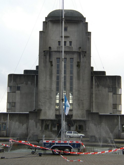 Voor gebouw A stond de beam.