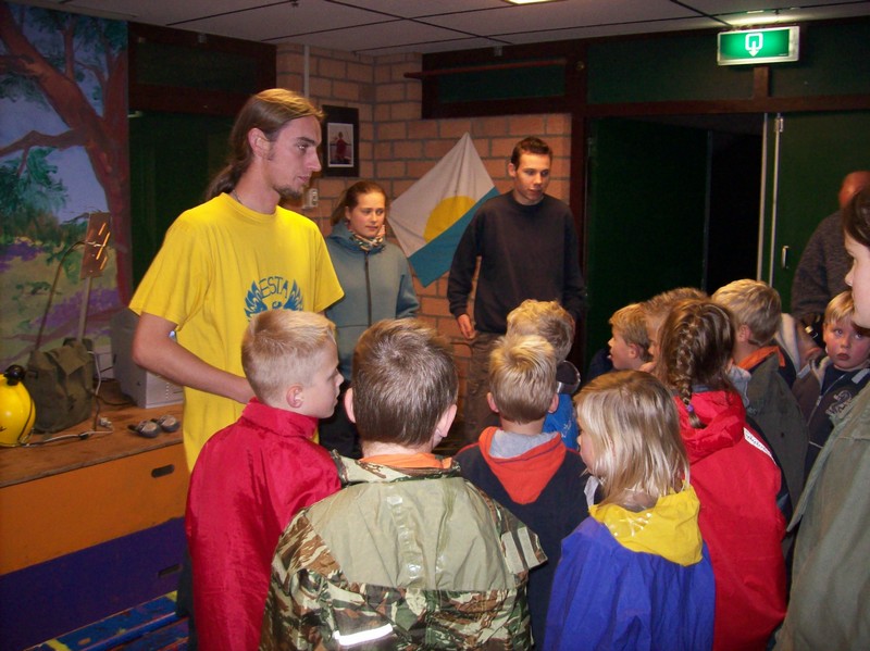 Tim spreekt de groep toe