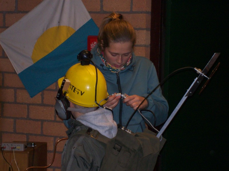Maartje installeerd de ATV helm.