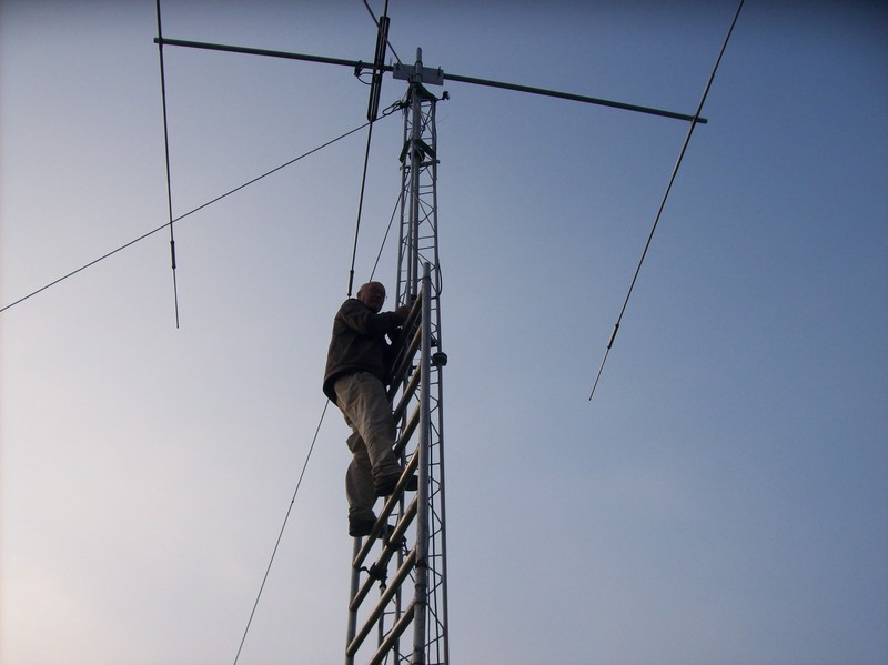 Hans PA7HPH monteerd de kabel op 8 meter hoogte 
