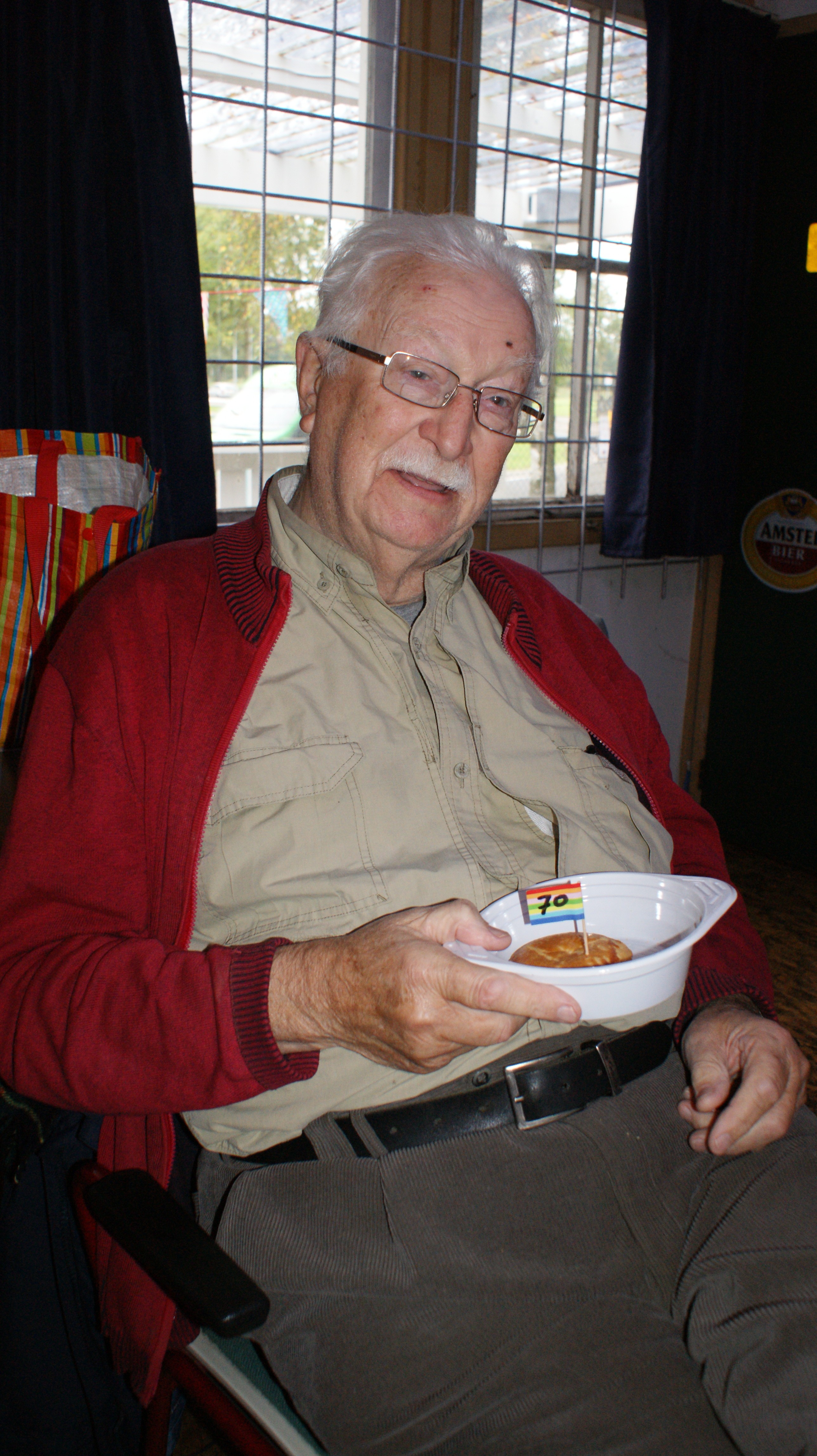 Rob (PA3EMJ).89 jaar maar nog steeds bezig met de hobby.