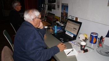Jille (PA1DV) check het DX cluster.