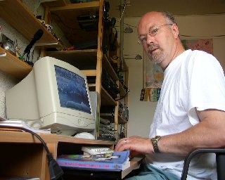 Hans bij zijn radiostation