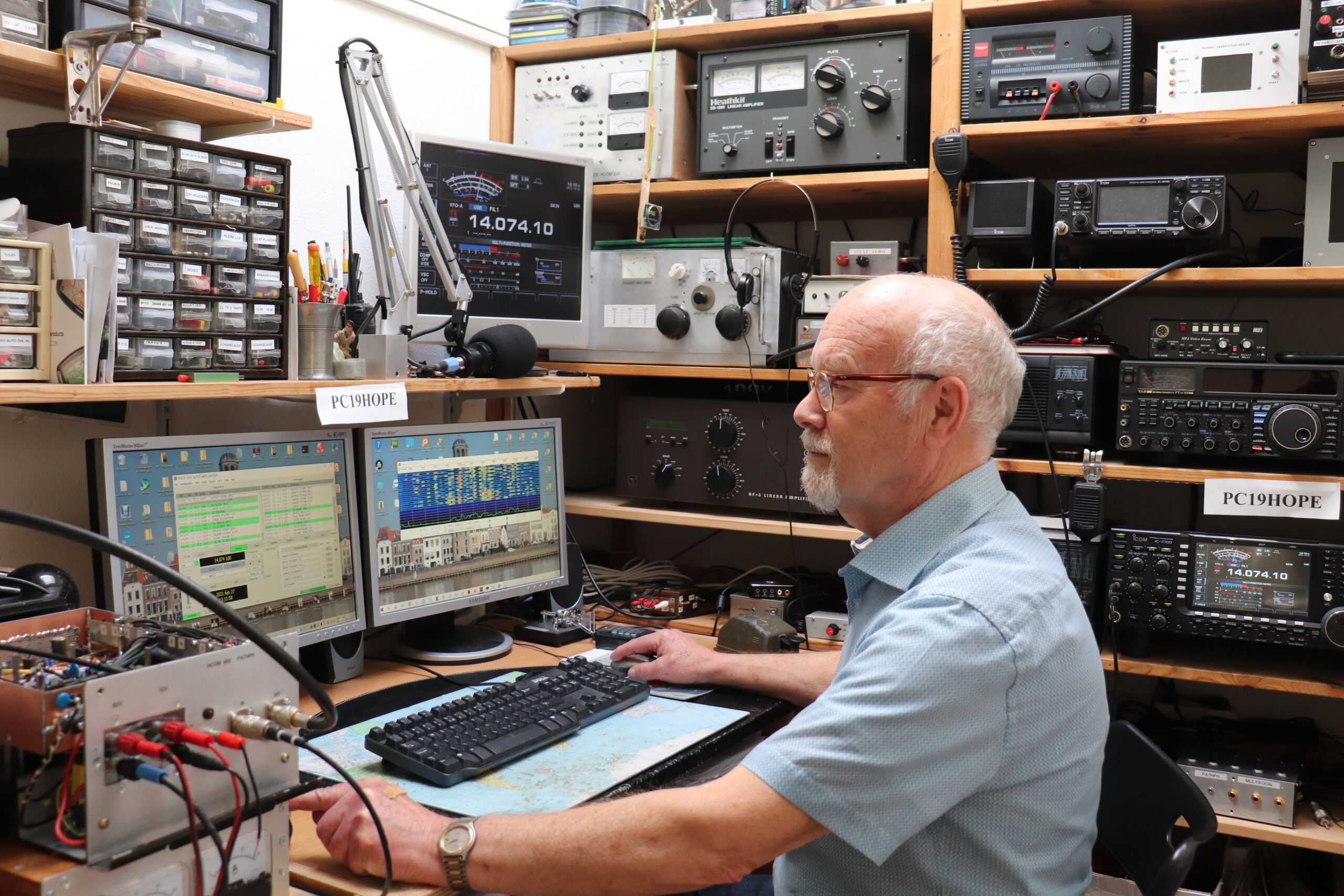 Hans bij zijn radiostation